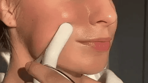 Massageador Facial Glow Lift em uso nos 3 níveis de intensidade